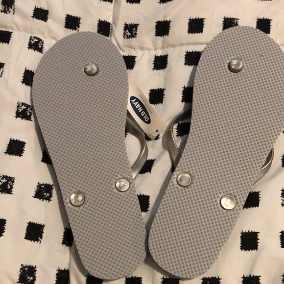 Old navy thong sandals grey and silver size large 5/6 - Picture 2 of 3